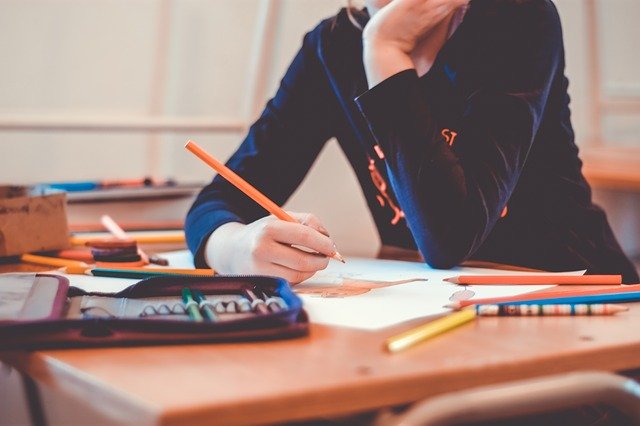 école, élève seul, violence scolaire